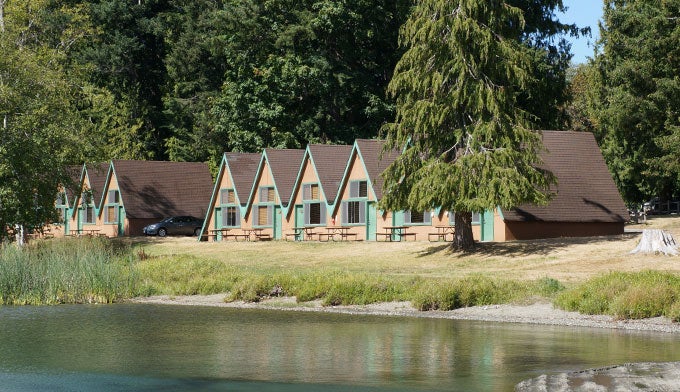OL-LogCabinLodge-cabins_Gloria_680 Lakeside Chalets at Log Cabin Resort on Lake Crescent. Photo by Gloria Wadzinski