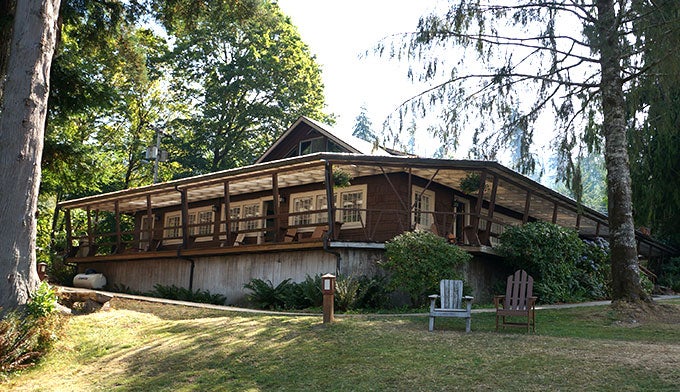 OL-LakeQuinaultLodge-cabin_Gloria_680 Lakeside lodging building at the Lake Quinault Lodge. Photo by Gloria Wadzinski
