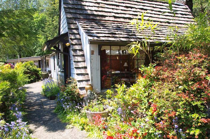 RobinHoodResort-Cottage2_courtesy_700 Today, many cottages at the Robin Hood Resort, like Cottage 2 pictured here, retain their original charm.