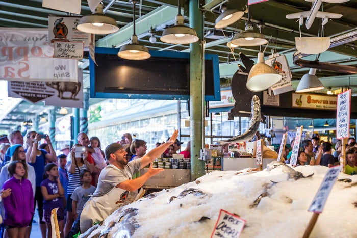 Lanzando pescado en la Pike Place Fish Company de Seattle